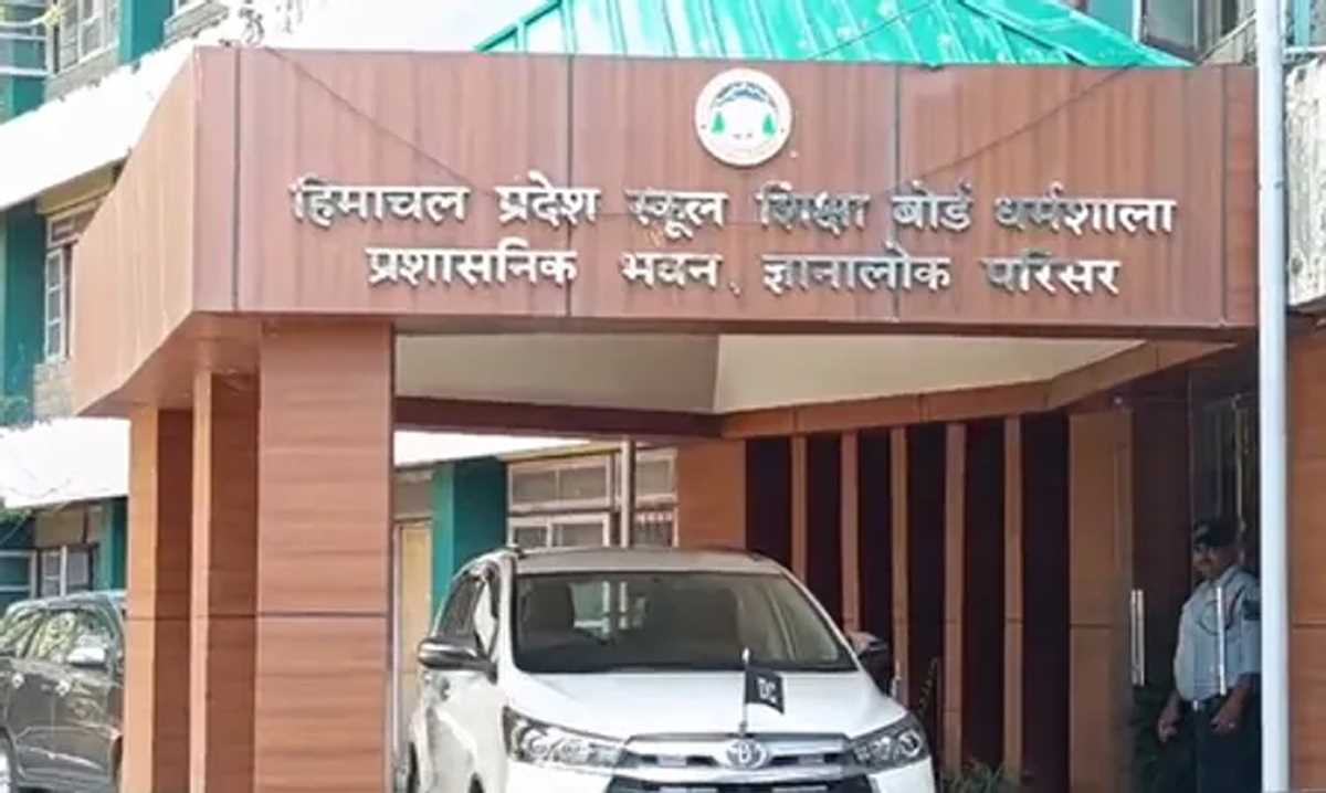 हिमाचल शिक्षा बोर्ड ने जारी किए 10वीं कक्षा के नतीजे, कांगड़ा की साइना ठाकुर बनी टॉपर